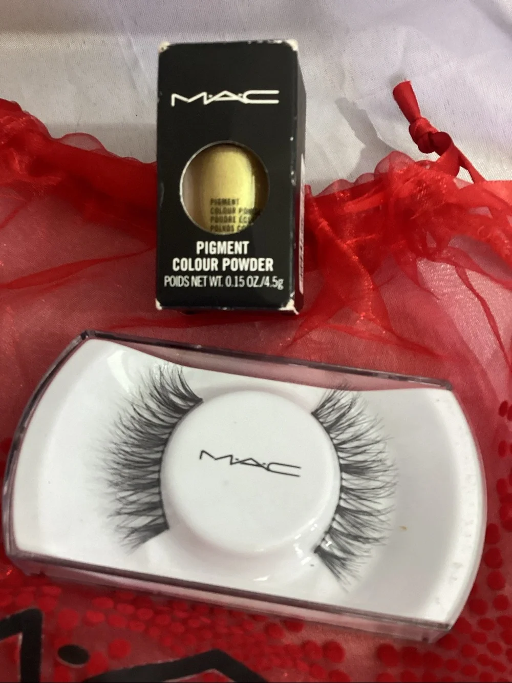 MAC Cosmetics Gold Shimmer Pigment Powder with Dramatic False Lashes
